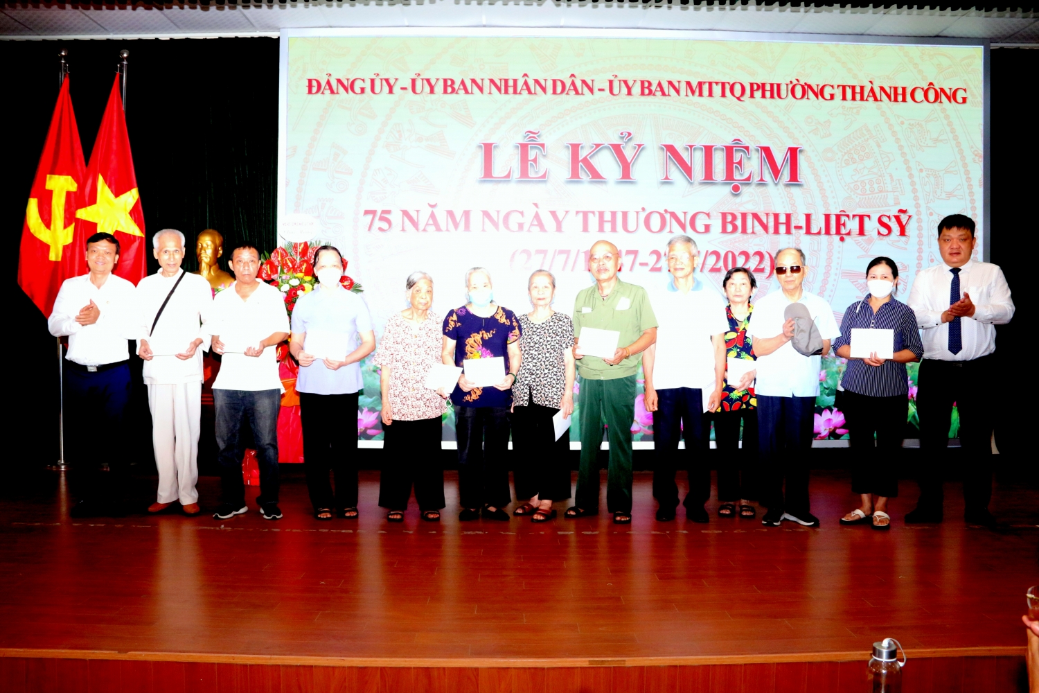 Hội CCB Tập đoàn ủng hộ quỹ “Đền ơn đáp nghĩa” phường Thành Công Hội CCB Tập đoàn ủng hộ quỹ “Đền ơn đáp nghĩa” phường Thành Công