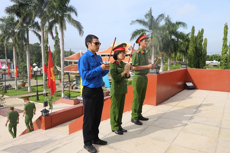 Kỷ niệm 75 năm ngày Thương binh Liệt sĩ: Cán bộ, chiến sĩ phòng cảnh sát PCCC&CNCH (PC-07) và Tuổi trẻ Xí nghiệp ĐVLGK đặt vòng hoa viếng Nghĩa trang Liệt sĩ Kỷ niệm 75 năm ngày Thương binh Liệt sĩ: Cán bộ, chiến sĩ phòng cảnh sát PCCC&CNCH (PC 07) và Tuổi trẻ Xí nghiệp ĐVLGK đặt vòng hoa viếng Nghĩa trang Liệt sĩ