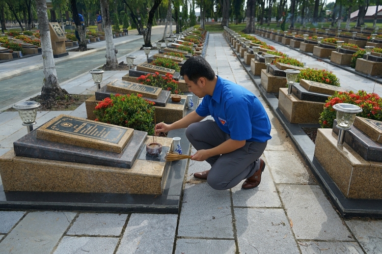 Kỷ niệm 75 năm ngày Thương binh Liệt sĩ: Cán bộ, chiến sĩ phòng cảnh sát PCCC&CNCH (PC-07) và Tuổi trẻ Xí nghiệp ĐVLGK đặt vòng hoa viếng Nghĩa trang Liệt sĩ Cán bộ chiến sĩ PC-07 và tuổi trẻ Xí nghiệp ĐVLGK viếng Nghĩa trang Liệt sĩ tỉnh Bà Rịa - Vũng Tàu