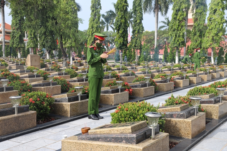 Kỷ niệm 75 năm ngày Thương binh Liệt sĩ: Cán bộ, chiến sĩ phòng cảnh sát PCCC&CNCH (PC-07) và Tuổi trẻ Xí nghiệp ĐVLGK đặt vòng hoa viếng Nghĩa trang Liệt sĩ Cán bộ chiến sĩ PC-07 và tuổi trẻ Xí nghiệp ĐVLGK viếng Nghĩa trang Liệt sĩ tỉnh Bà Rịa - Vũng Tàu