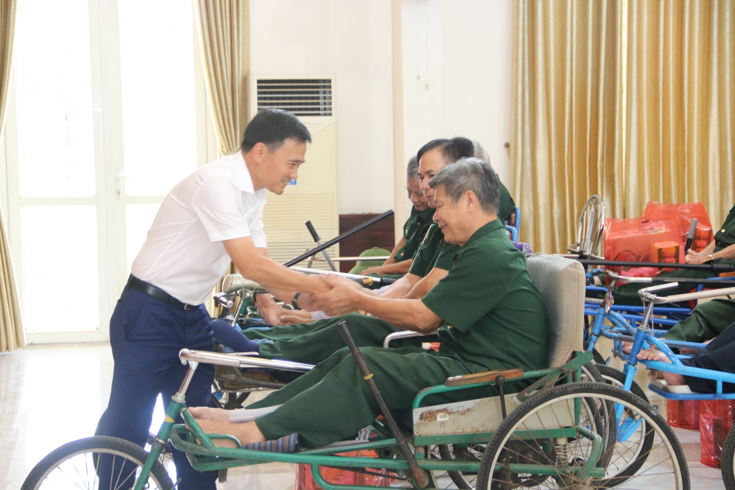 CĐ DKVN thăm, tặng quà các thương, bệnh binh tại Thuận Thành (Bắc Ninh) CĐ DKVN thăm, tặng quà các thương, bệnh binh tại Thuận Thành (Bắc Ninh)