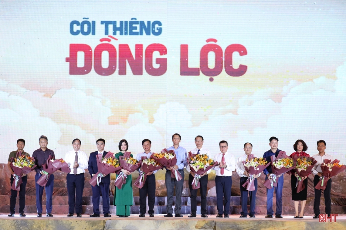 Tổng giám đốc PVEP Trần Hồng Nam (giữa) cùng các đơn vị tài trợ nhận hoa cảm ơn từ ban tổ chức chương trình.