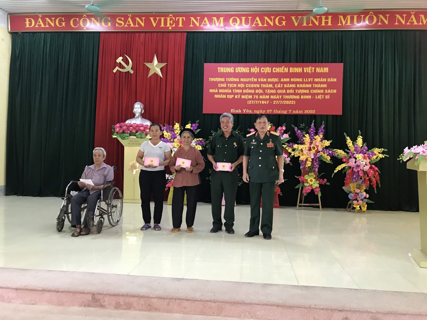 Hội CCB Việt Nam và Hội CCB Tập đoàn tặng quà đối tượng chính sách và khánh thành nhà nghĩa tình đồng đội tại tỉnh Tuyên Quang”