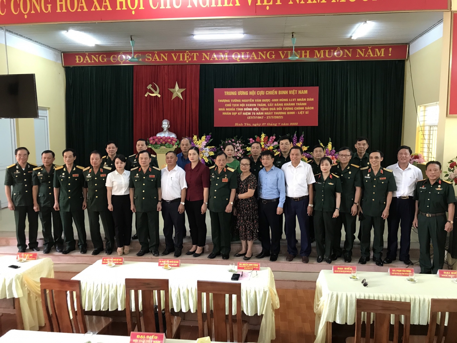 Đoàn công tác chụp ảnh lưu niệm với lãnh đạo tỉnh Tuyên Quang, huyện Sơn Dương và xã Bình Yên.