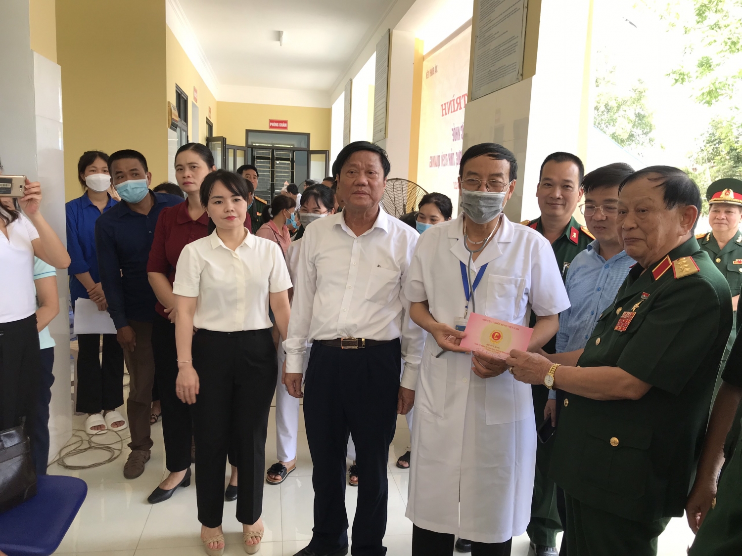 Hội CCB Việt Nam và Hội CCB Tập đoàn tặng quà đối tượng chính sách và khánh thành nhà nghĩa tình đồng đội tại tỉnh Tuyên Quang