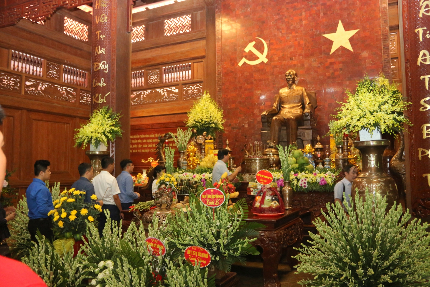 Đoàn công tác Petrovietnam dâng hương tưởng niệm Chủ tịch Hồ Chí Minh tại Khu di tích Đá Chông Đoàn công tác Petrovietnam dâng hương tưởng niệm Chủ tịch Hồ Chí Minh tại Khu di tích Đá Chông