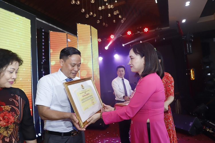 Công đoàn Vietsovpetro long trọng tổ chức Lễ kỷ niệm 40 năm ngày thành lập Công đoàn Vietsovpetro long trọng tổ chức Lễ kỷ niệm 40 năm ngày thành lập