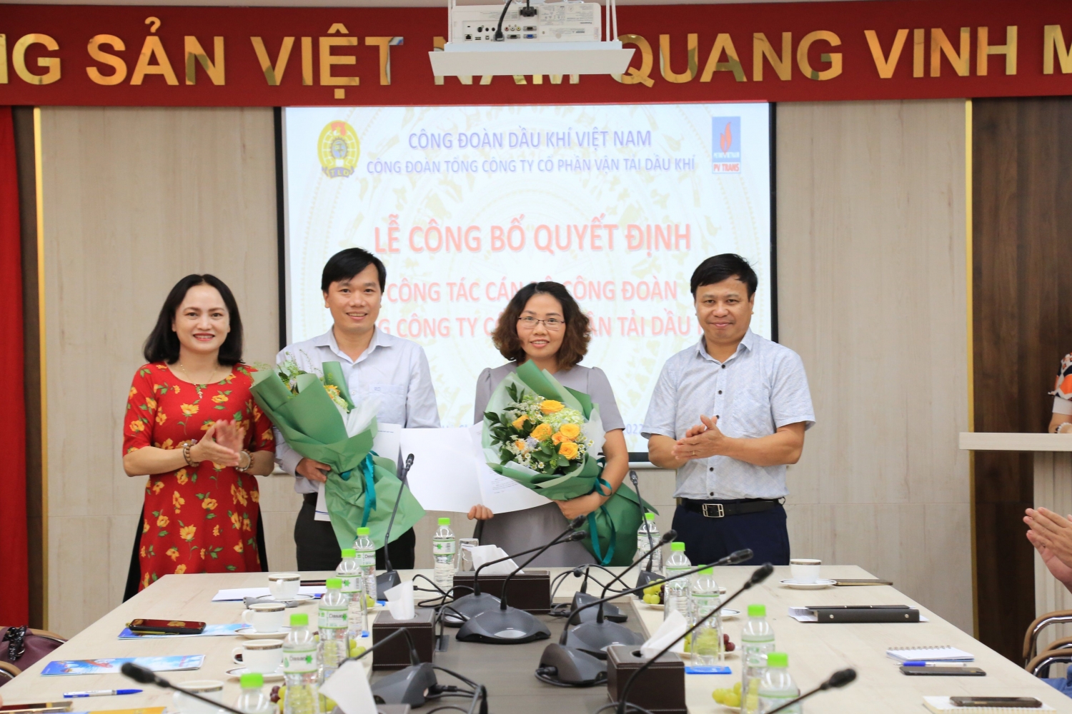 ồng chí Trần Chí Thành và đồng chí Phạm Thị Thoa (đứng giữa, từ trái qua) nhận Quyết định công nhận Phó Chủ tịch Công đoàn PVTrans nhiệm kỳ 2018 – 2023. ồng chí Trần Chí Thành và đồng chí Phạm Thị Thoa (đứng giữa, từ trái qua) nhận Quyết định công nhận Phó Chủ tịch Công đoàn PVTrans nhiệm kỳ 2018 – 2023.