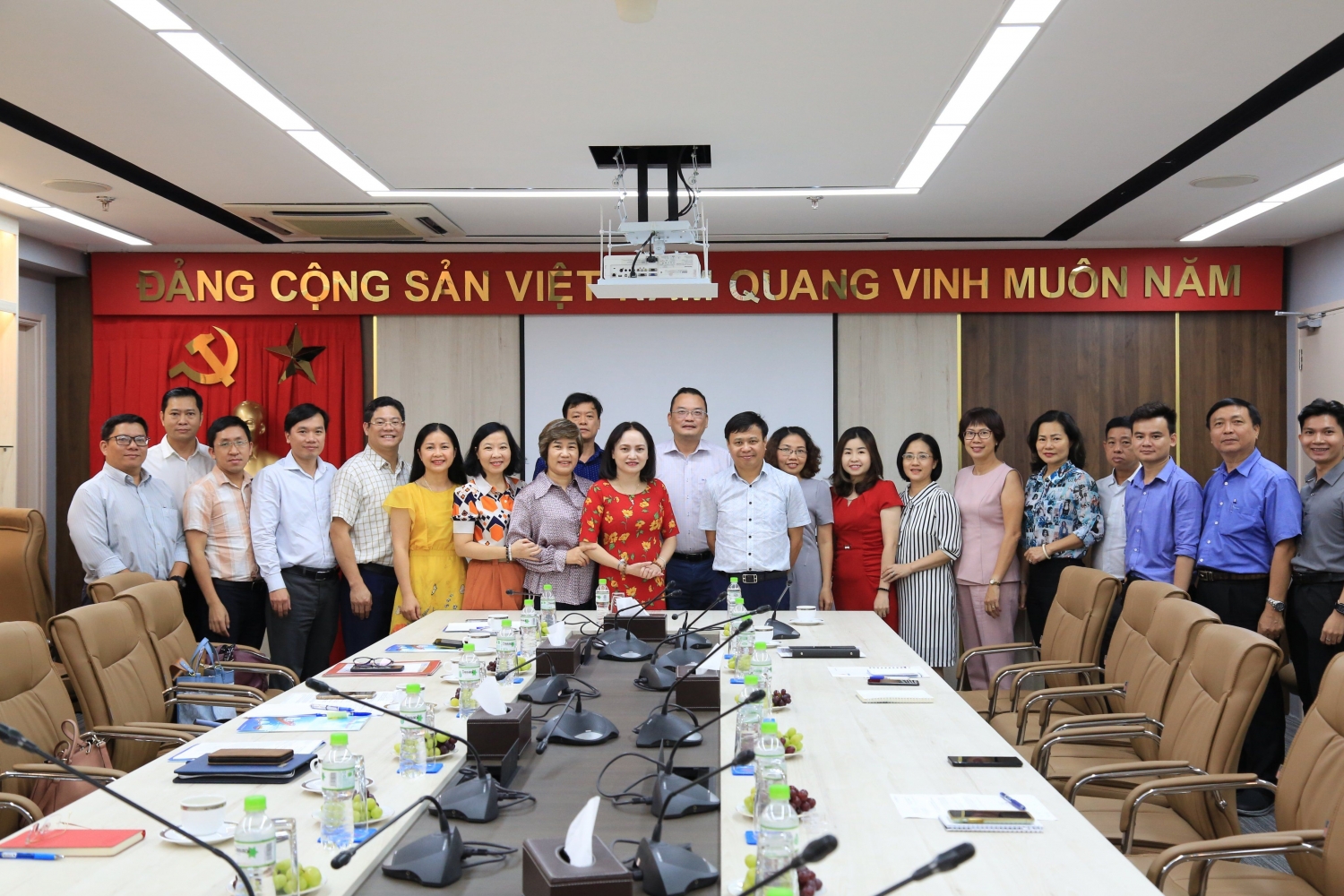 Đoàn công tác cùng, lãnh đạo Tổng công ty và cán bộ Công đoàn PVTrans chụp hình lưu niệm Đoàn công tác cùng, lãnh đạo Tổng công ty và cán bộ Công đoàn PVTrans chụp hình lưu niệm