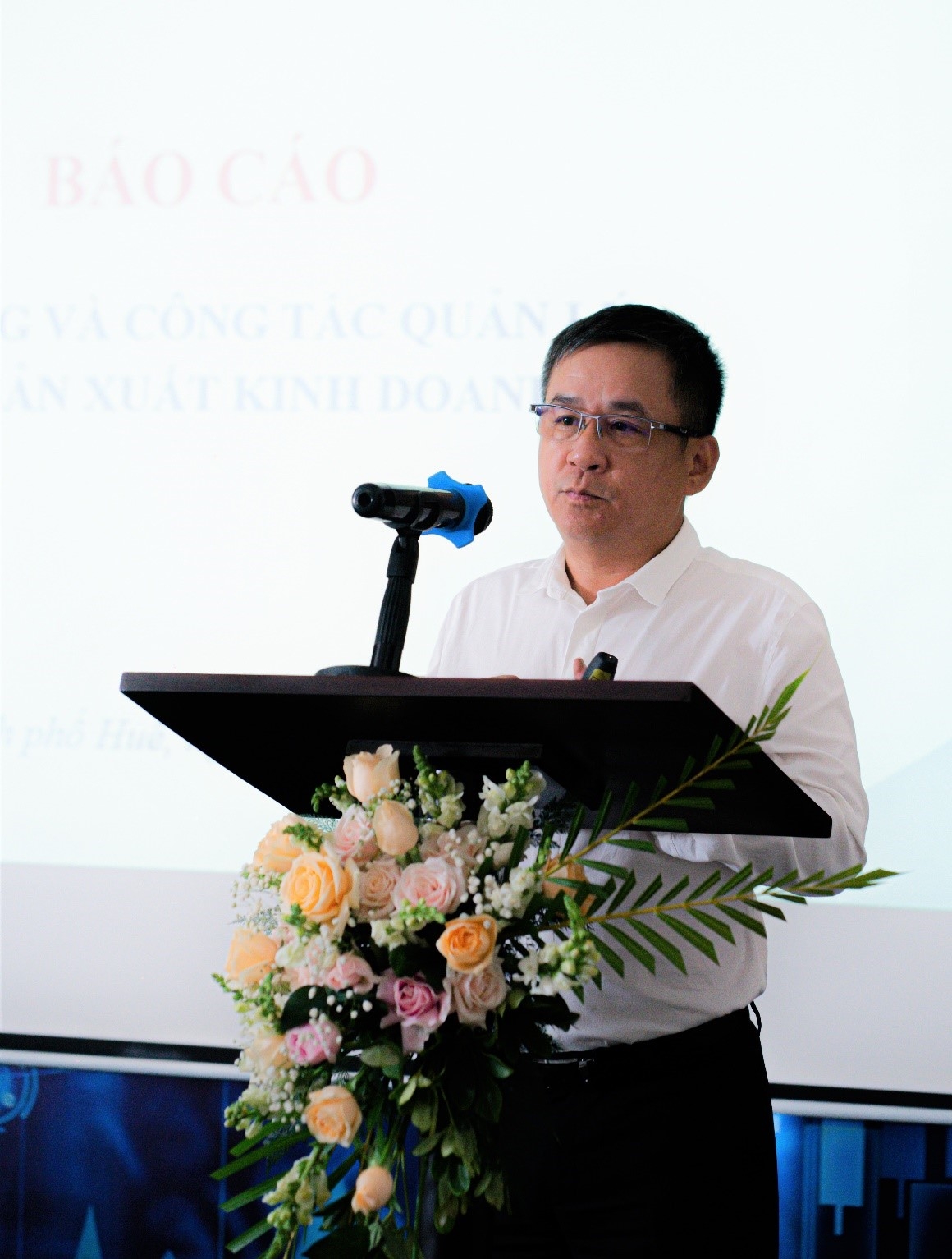 Ông Hoàng Việt Dũng – Phó Giám đốc Công ty Kinh doanh Sản phẩm khí đại diện PV GAS trình bày tại Hội thảo