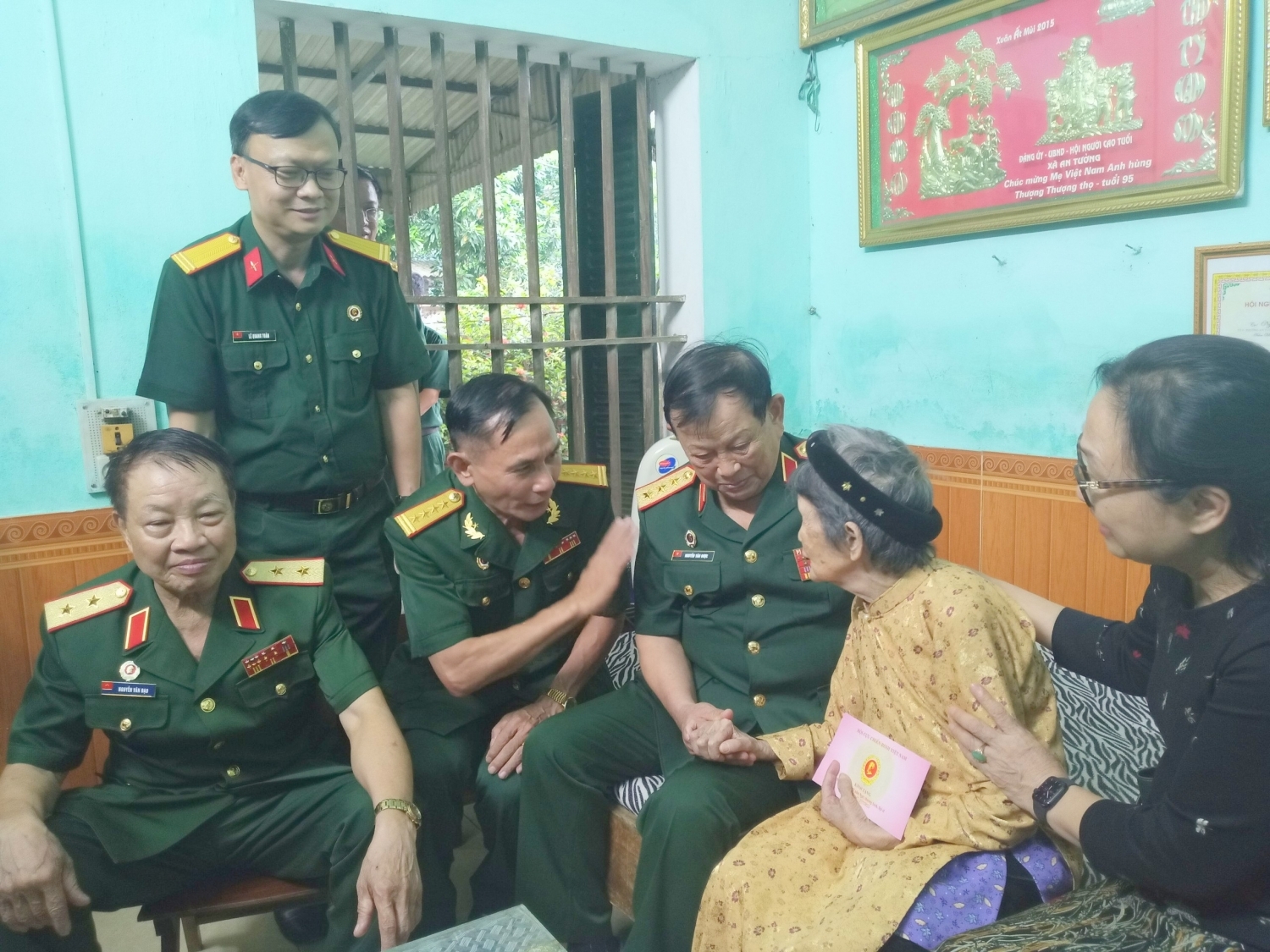 Đoàn công tác thăm Mẹ Việt Nam Anh hùng Nguyễn Thị Nhớn trú tại tổ 9, phường Hưng Thành, TP Tuyên Quang