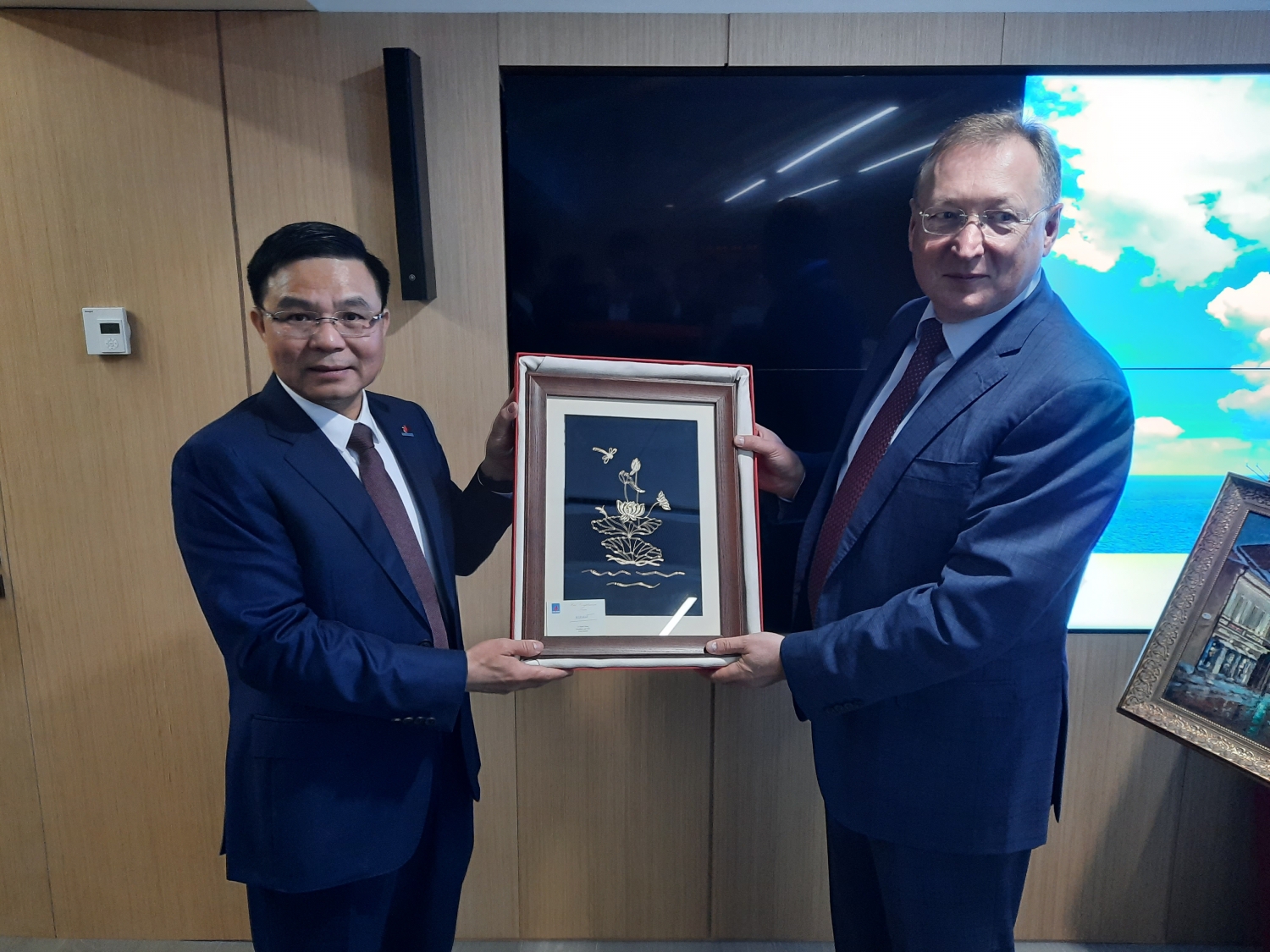 Tổng Giám đốc Petrovietnam Lê Mạnh Hùng tham dự Lễ kỷ niệm 55 năm ngày thành lập và làm việc với Công ty dầu khí Zarubezhneft tại Liên Bang Nga