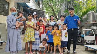 Đoàn PTSC Phú Mỹ tặng sữa cho trẻ mồ côi tại các mái ấm tình thương