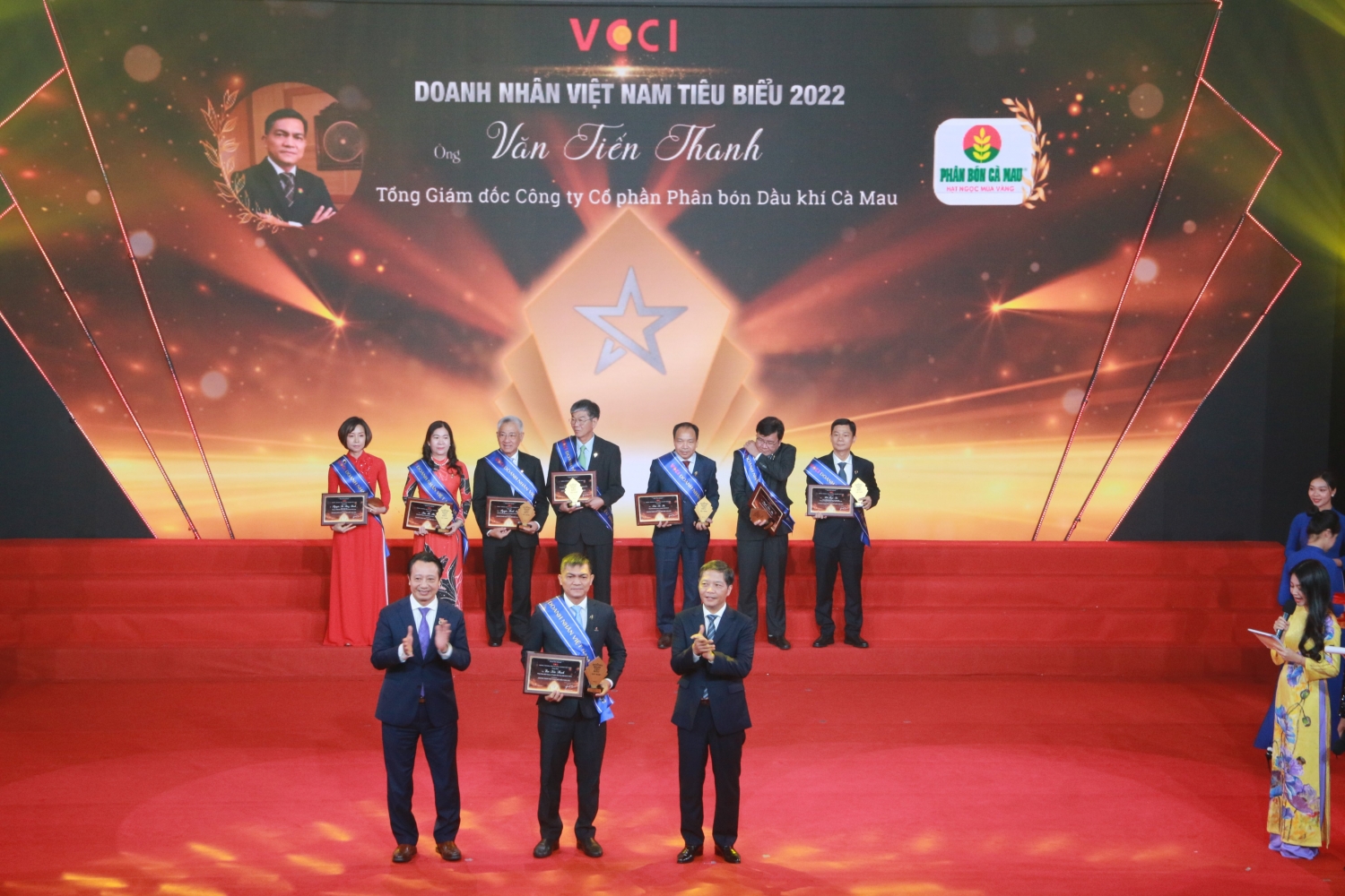 Tổng giám đốc PVCFC Văn Tiến Thanh nhận vinh danh Doanh nhân tiêu biểu năm 2022 Tổng giám đốc PVCFC Văn Tiến Thanh nhận vinh danh Doanh nhân tiêu biểu năm 2022