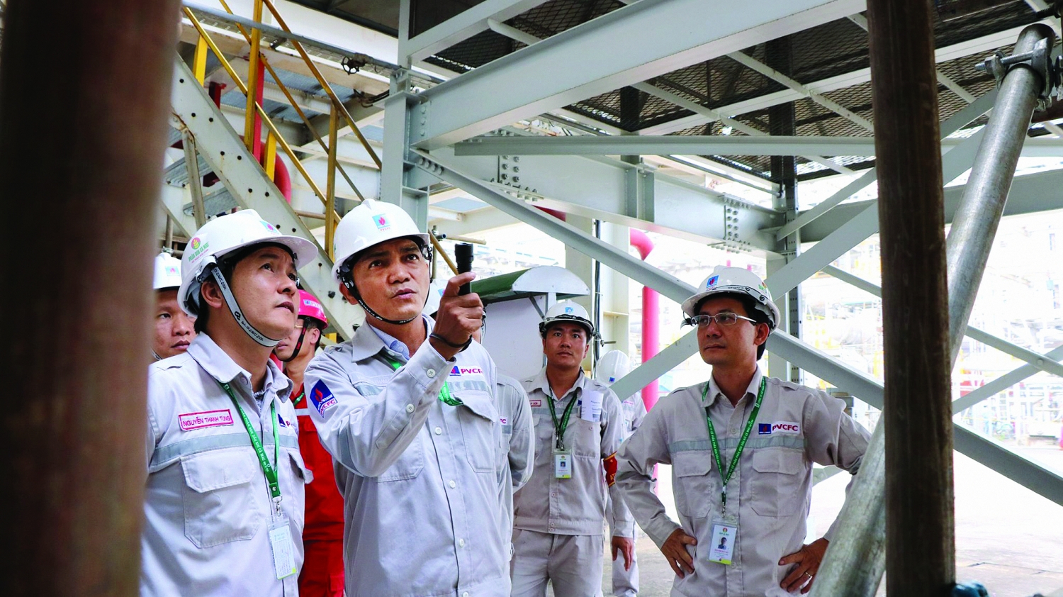 Tổng giám đốc PVCFC Văn Tiến Thanh nhận vinh danh Doanh nhân tiêu biểu năm 2022