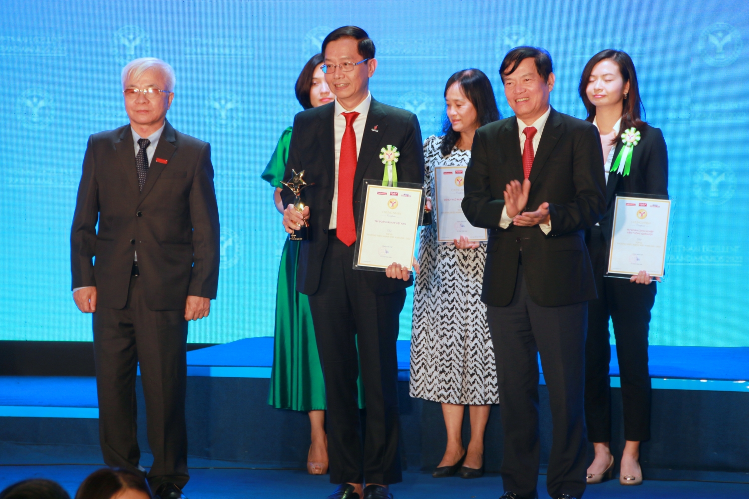 Petrovietnam và PVFCCo được tôn vinh Petrovietnam và PVFCCo được tôn vinh