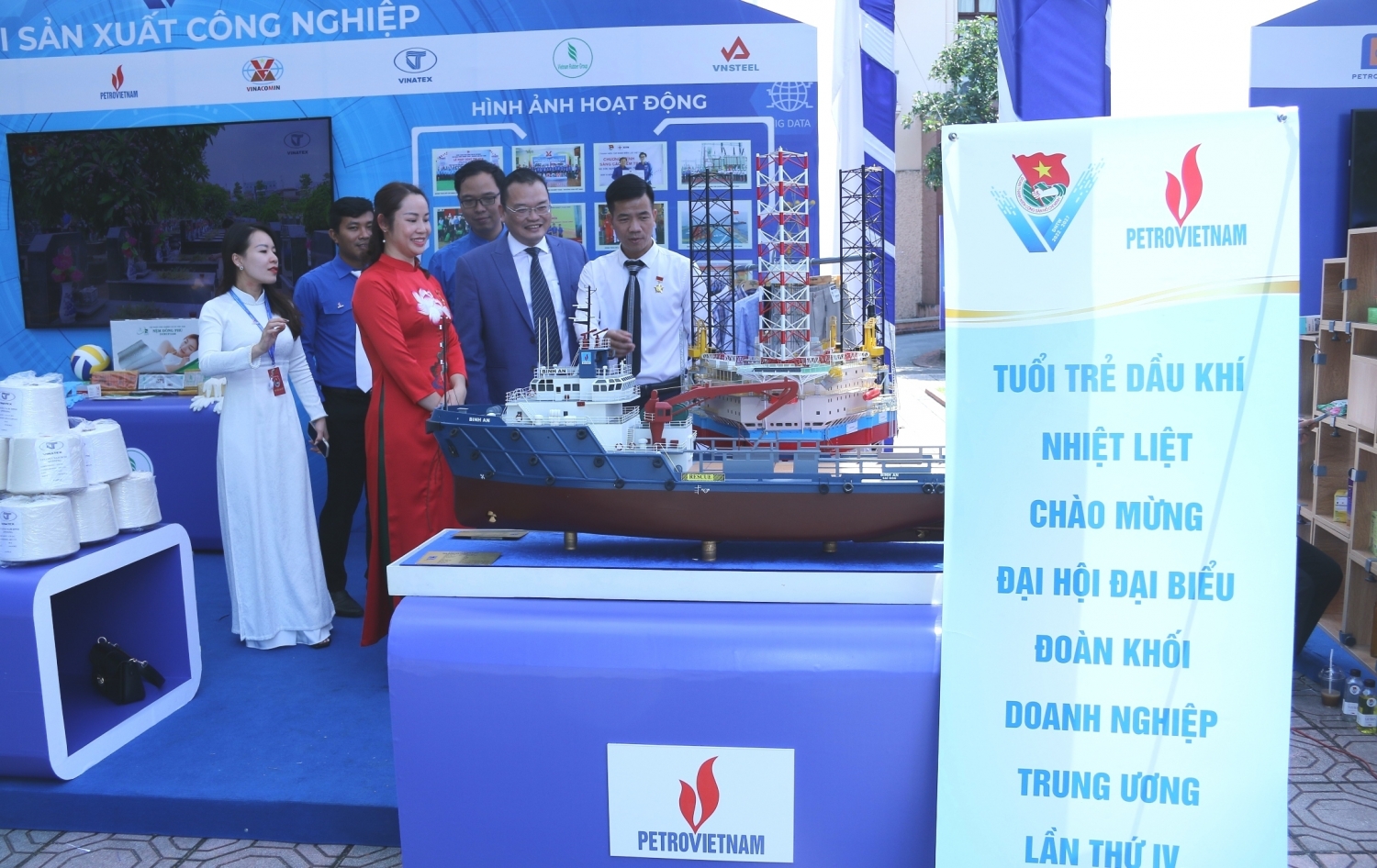 Tuổi trẻ Khối Doanh nghiệp Trung ương: Đoàn kết - Tiên phong - Bản lĩnh - Sáng tạo Tuổi trẻ Khối Doanh nghiệp Trung ương: Đoàn kết - Tiên phong - Bản lĩnh - Sáng tạo