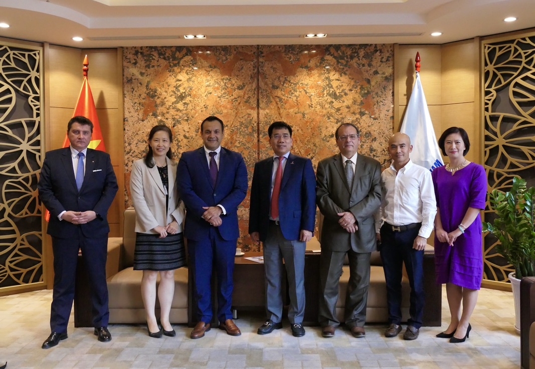 Đồng chí Lê Xuân Huyên, Phó tổng Giám đốc Tập đoàn Dầu khí Việt Nam và đại diện lãnh đạo các Ban cùng đoàn đại biểu đến từ Romania.
