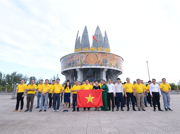 Trao tặng lá cờ Tổ quốc của giàn Hải Thạch cho Ban Quản lý Cụm thông tin cổ động biên giới Sa Vỹ