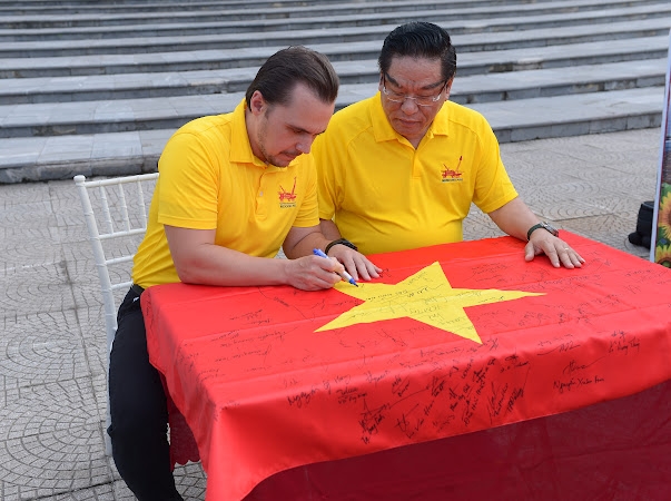 Trao tặng lá cờ Tổ quốc của giàn Hải Thạch cho Ban Quản lý Cụm thông tin cổ động biên giới Sa Vỹ
