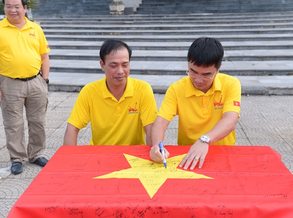 Trao tặng lá cờ Tổ quốc của giàn Hải Thạch cho Ban Quản lý Cụm thông tin cổ động biên giới Sa Vỹ