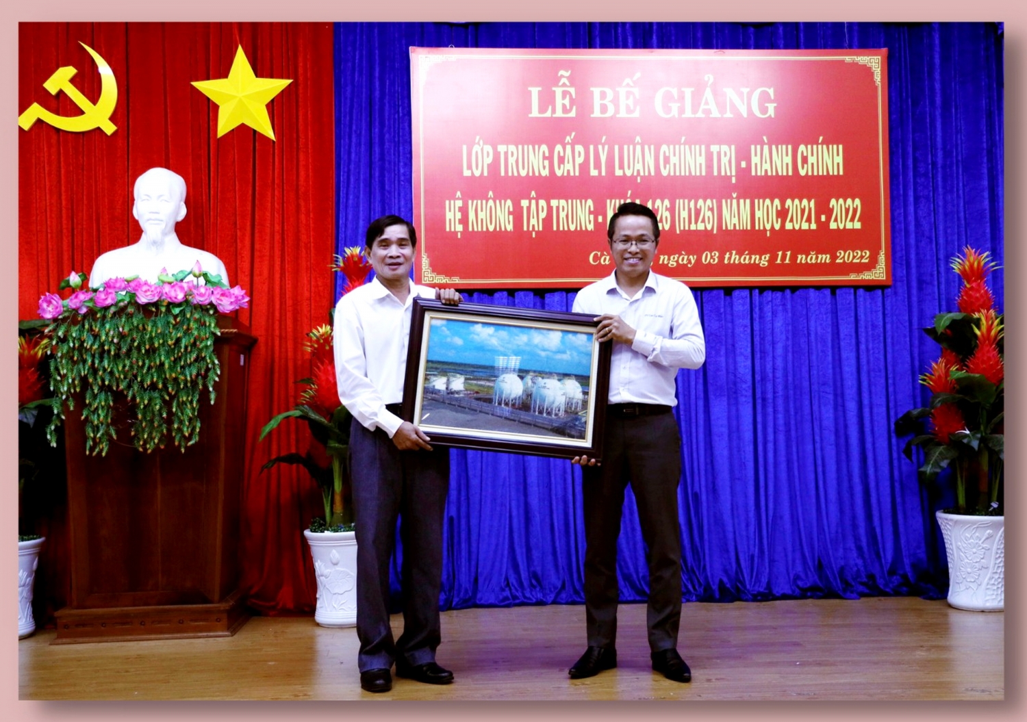 Đồng chí Nguyễn Văn Bé Ba – Giám đốc KCM trân trọng cảm ơn và trao hình ảnh lưu niệm cho Trường Chính trị tỉnh Cà Mau Đồng chí Nguyễn Văn Bé Ba – Giám đốc KCM trân trọng cảm ơn và trao hình ảnh lưu niệm cho Trường Chính trị tỉnh Cà Mau