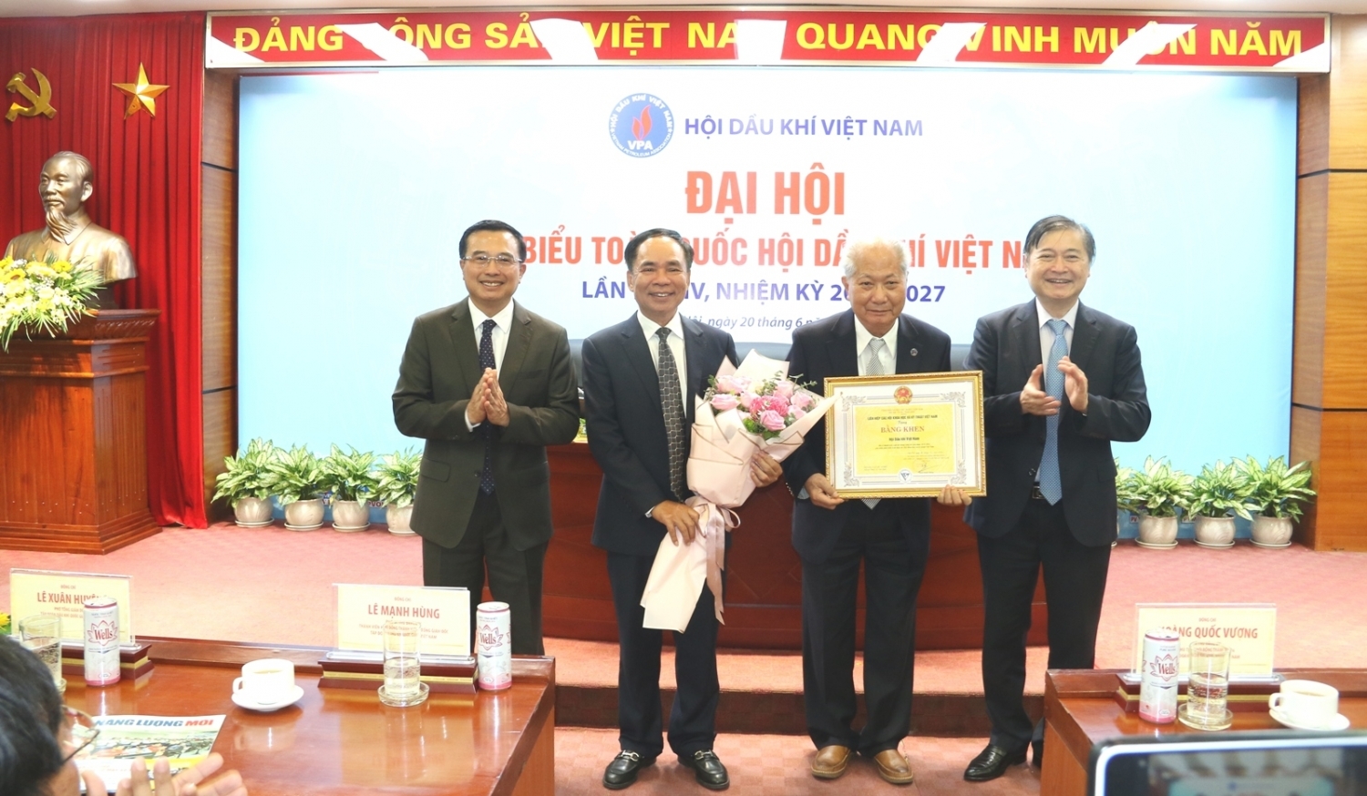 TSKH Phan Xuân Dũng và Chủ tịch HĐTV Petrovietnam Hoàng Quốc Vượng trao Bằng khen cho Hội DKVN TSKH Phan Xuân Dũng và Chủ tịch HĐTV Petrovietnam Hoàng Quốc Vượng trao Bằng khen cho Hội DKVN