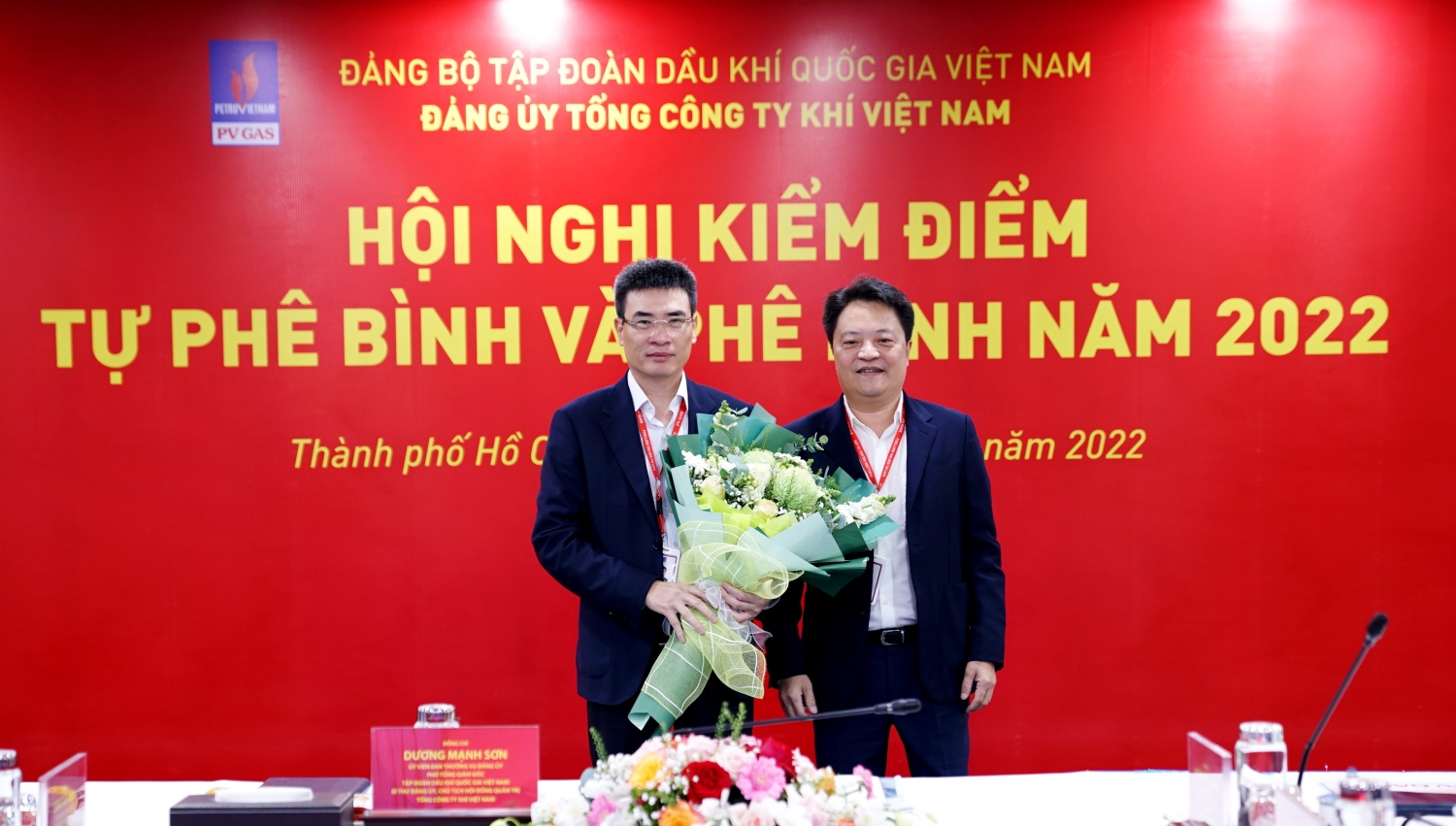 Phó Bí thư Đảng ủy – TGĐ PV GAS Hoàng Văn Quang thay mặt toàn thể Đảng bộ PV GAS chúc mừng đồng chí Dương Mạnh Sơn vừa được bổ nhiệm chức vụ Phó Tổng giám đốc Petrovietnam Phó Bí thư Đảng ủy – TGĐ PV GAS Hoàng Văn Quang thay mặt toàn thể Đảng bộ PV GAS chúc mừng đồng chí Dương Mạnh Sơn vừa được bổ nhiệm chức vụ Phó Tổng giám đốc Petrovietnam