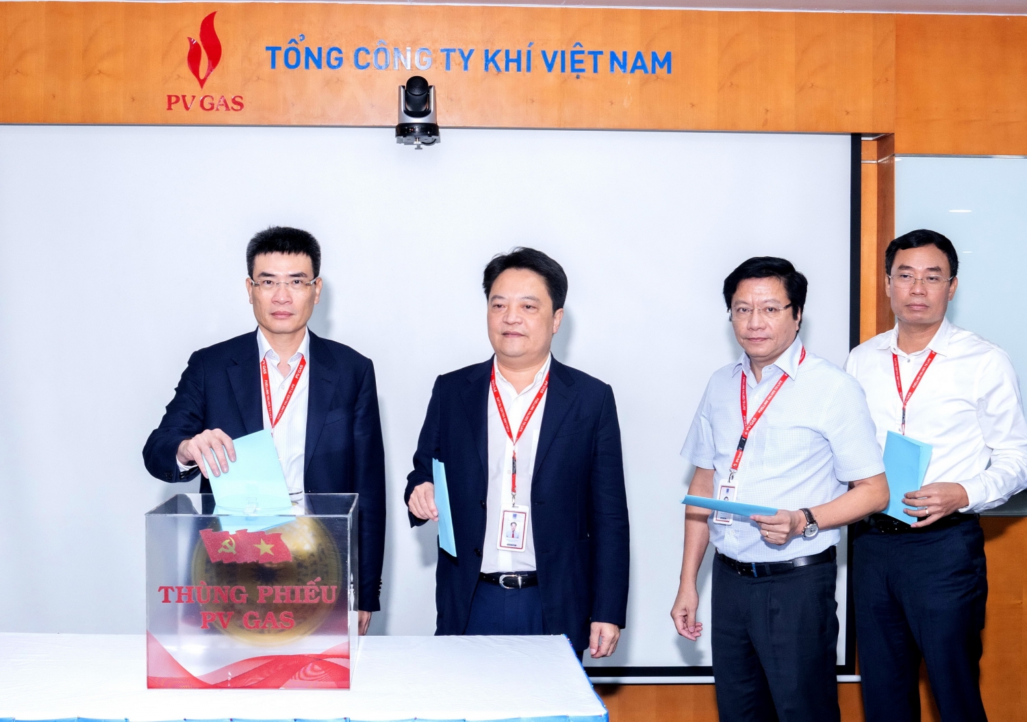 Hội nghị đã tiến hành bỏ phiếu đề xuất xếp loại tập thể đảng bộ và cán bộ đảng viên Hội nghị đã tiến hành bỏ phiếu đề xuất xếp loại tập thể đảng bộ và cán bộ đảng viên