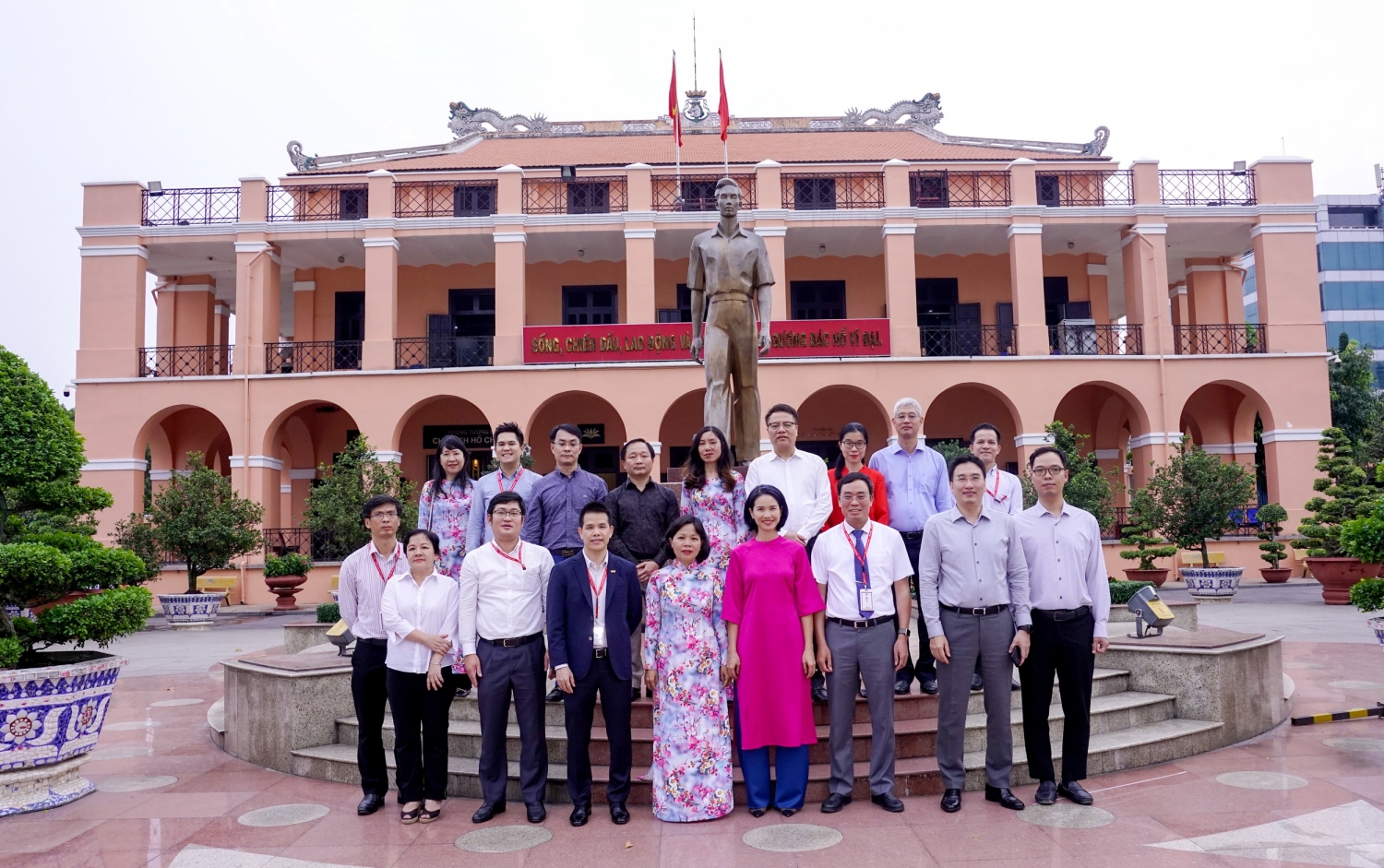 Chi bộ Thị trường – Hợp đồng – Truyền thông tổ chức sinh hoạt đảng kết hợp tìm hiểu truyền thống tại Bảo tàng Hồ Chí Minh – Bến Nhà Rồng