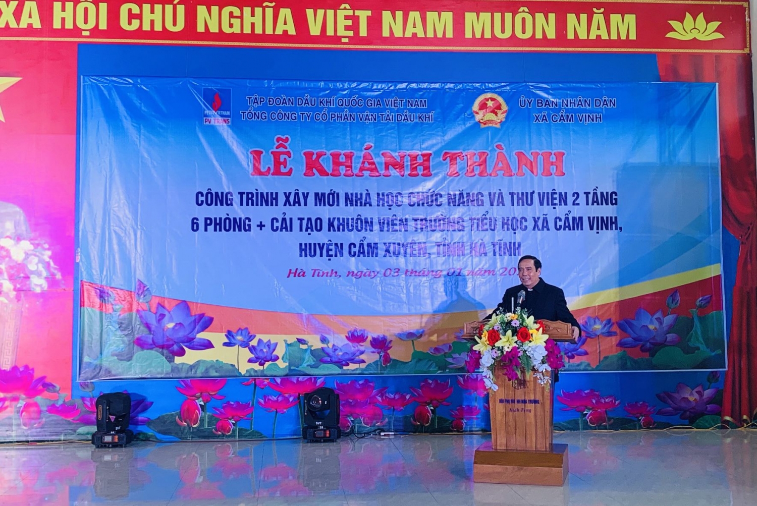 Ông Nguyễn Thanh Bình thay mặt địa phương phát biểu cảm ơn sự hỗ trợ của PVTrans