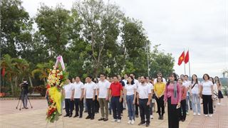 Đảng bộ Trường Đại học Dầu khí Việt Nam tổ chức giáo dục truyền thống lịch sử tại Di tích chiến thắng La Ngà