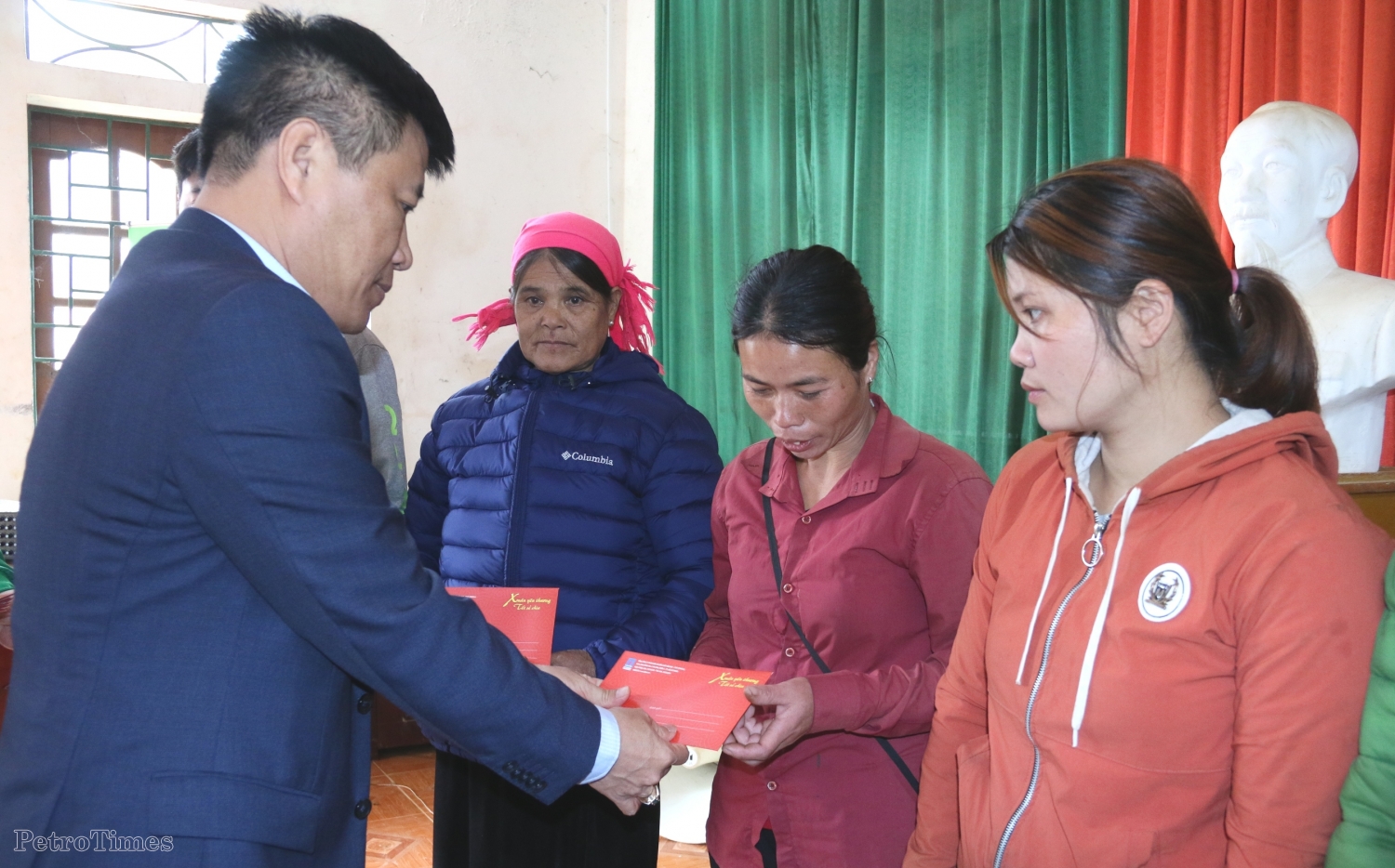 PVFCCo mang xuân ấm đến với bà con huyện Tân Lạc, tỉnh Hòa Bình