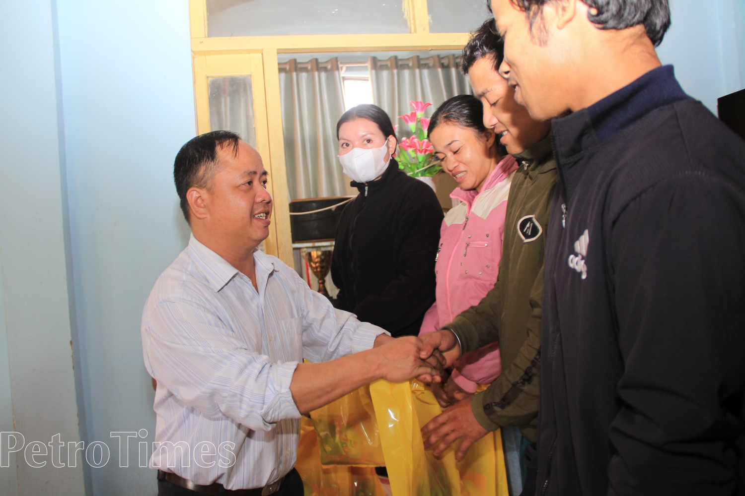 Tạp chí Năng lượng Mới cùng BSR, PVFCCo trao quà Tết tại Quảng Nam