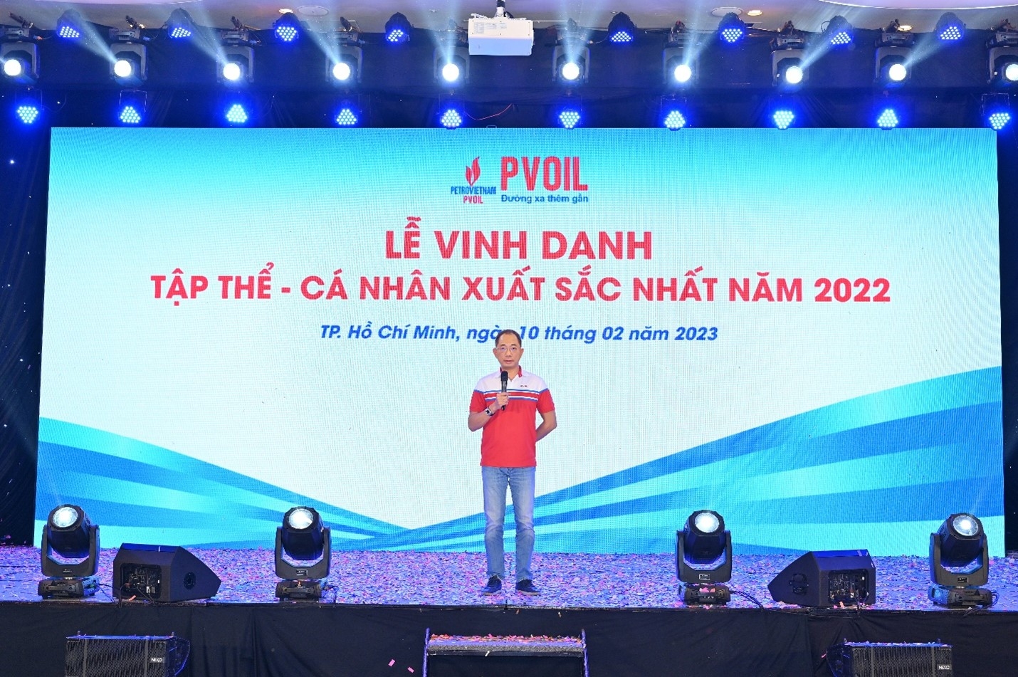 Ông Cao Hoài Dương - Bí thư Đảng ủy, Chủ tịch HĐQT PVOIL phát biểu chúc mừng các tập thể, cá nhân xuất sắc nhất năm 2022