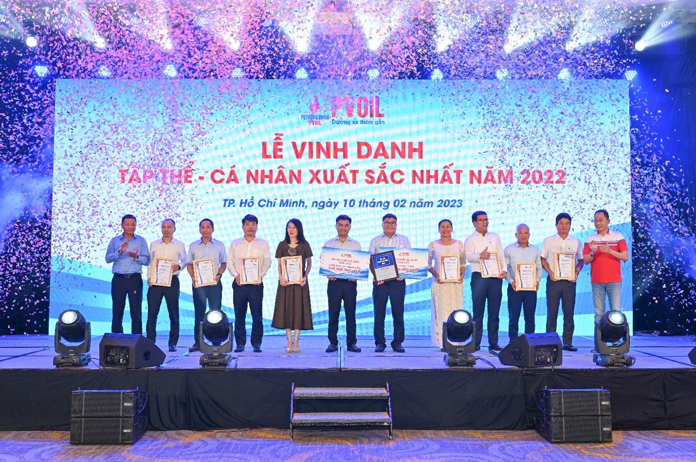 Ông Cao Hoài Dương – Bí thư Đảng ủy, Chủ tịch HĐQT và ông Đoàn Văn Nhuộm – Tổng Giám đốc PVOIL trao danh hiệu “Tập thể xuất sắc nhất năm 2022” (khối Công ty mẹ và khối Đơn vị thành viên)