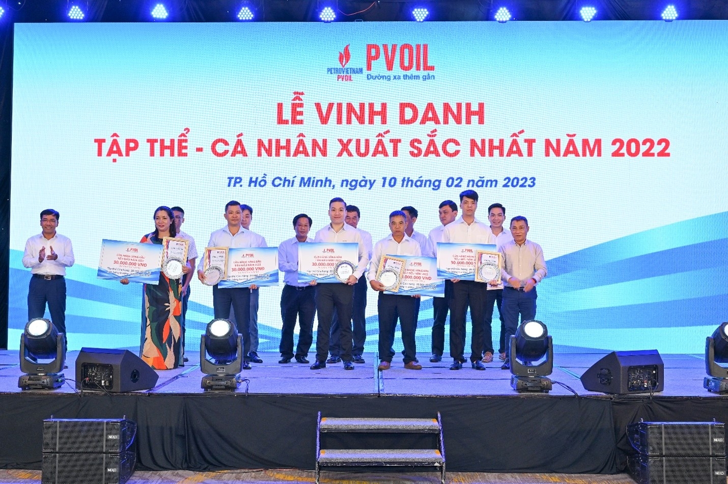 Lãnh đạo PVOIL trao danh hiệu cho 05 CHXD đạt danh hiệu “Cửa hàng xăng dầu tiêu biểu năm 2022”