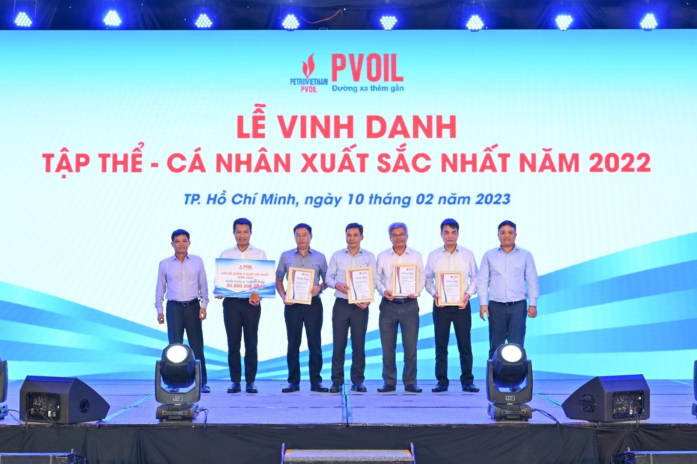 Lãnh đạo PVOIL trao danh hiệu “Cán bộ quản lý xuất sắc nhất năm 2022” (khối Đơn vị thành viên)
