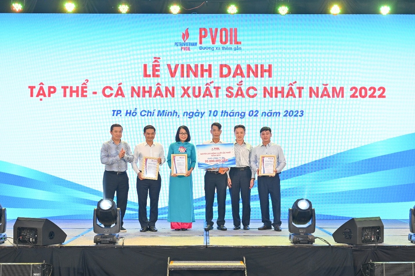 Lãnh đạo PVOIL trao danh hiệu “Người lao động xuất sắc nhất năm 2022” (khối Công ty mẹ)