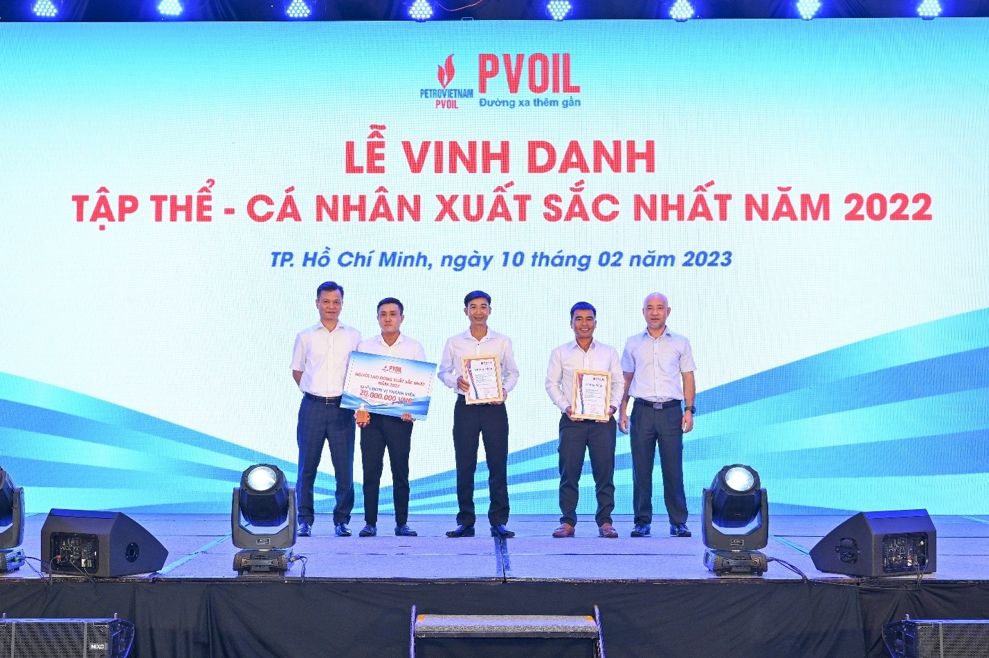 Lãnh đạo PVOIL trao danh hiệu “Người lao động xuất sắc nhất năm 2022” (khối Đơn vị thành viên)