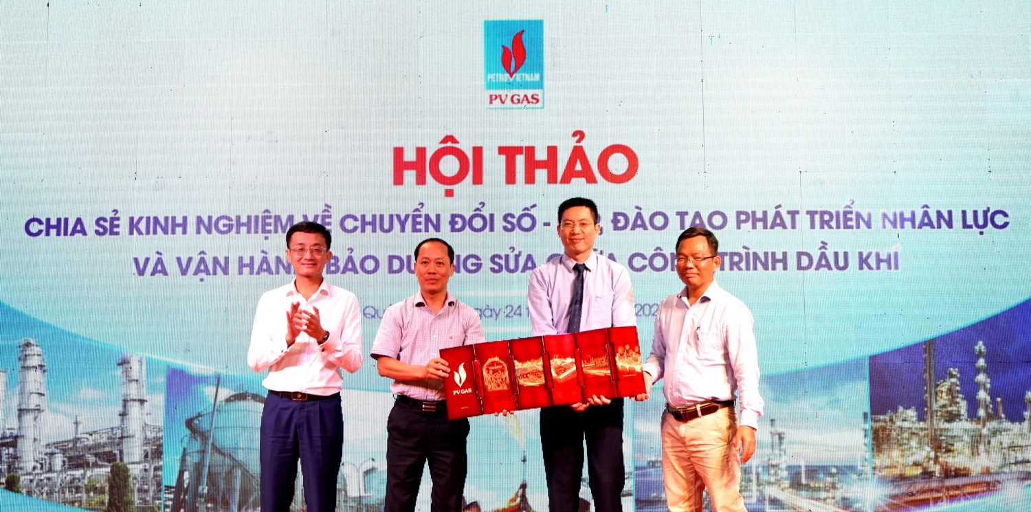 Các đại diện lãnh đạo 2 đơn vị PV GAS và BSR chủ trì Hội thảo Các đại diện lãnh đạo 2 đơn vị PV GAS và BSR chủ trì Hội thảo