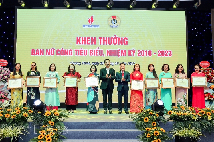 Lãnh đạo Tập đoàn, CĐ DKVN trao tặng Bằng khen cho các tập thể đã có thành tích xuất sắc trong công tác vận động nữ công nhân lao động và phong trào thi đua “Giỏi việc nước, đảm việc nhà” năm 2022