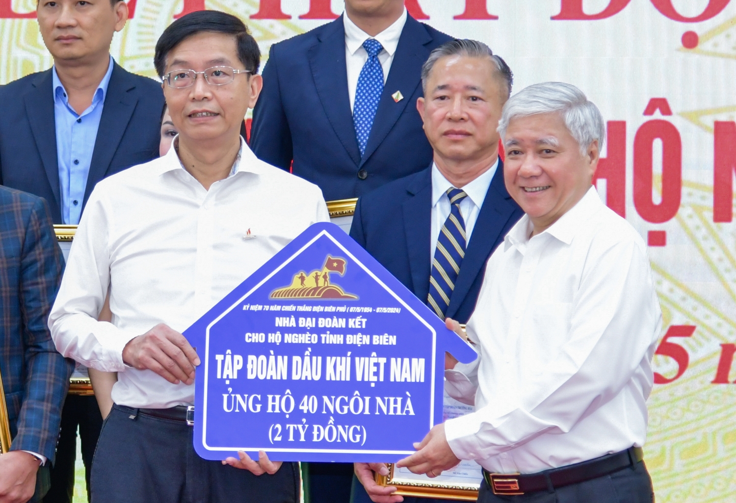 Petrovietnam trao ủng hộ 2 tỷ đồng xây dựng nhà Đại đoàn kết cho hộ nghèo của tỉnh Điện Biên