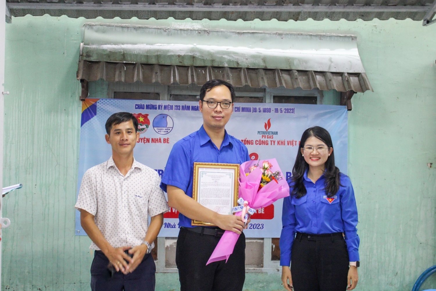 Đoàn Thanh niên Huyện Nhà Bè trao chứng nhận và trân trọng cảm ơn chương trình đồng hành của Đoàn Thanh niên PV GAS   