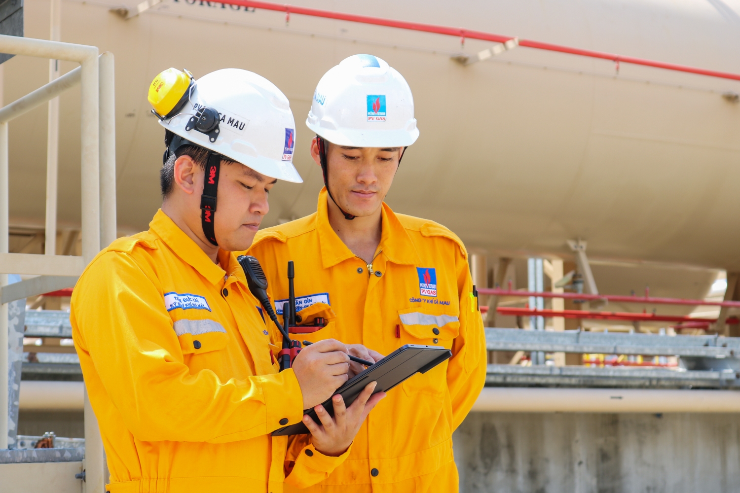 Tài trao đổi công việc với đồng nghiệp