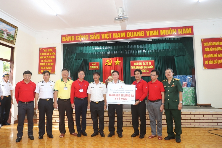 Tập đoàn Dầu khí Việt Nam thăm cán bộ chiến sĩ, người dân tại huyện đảo Trường Sa và Nhà giàn DK1/20