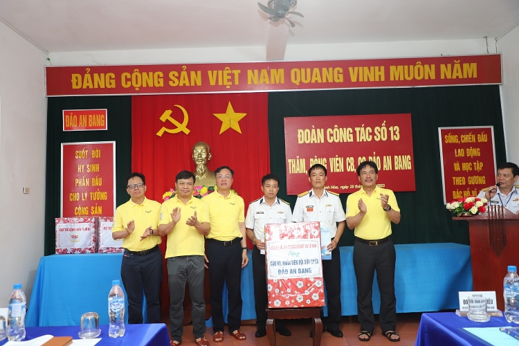 Tập đoàn Dầu khí Việt Nam thăm cán bộ chiến sĩ, người dân tại huyện đảo Trường Sa và Nhà giàn DKI/20