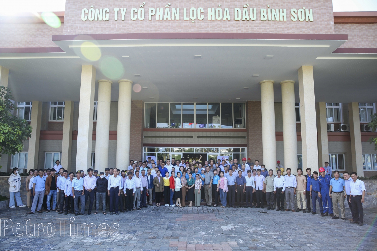 Hơn 100 người dân xã Bình Trị (Quảng Ngãi) tham quan công tác bảo vệ môi trường tại NMLD Dung Quất