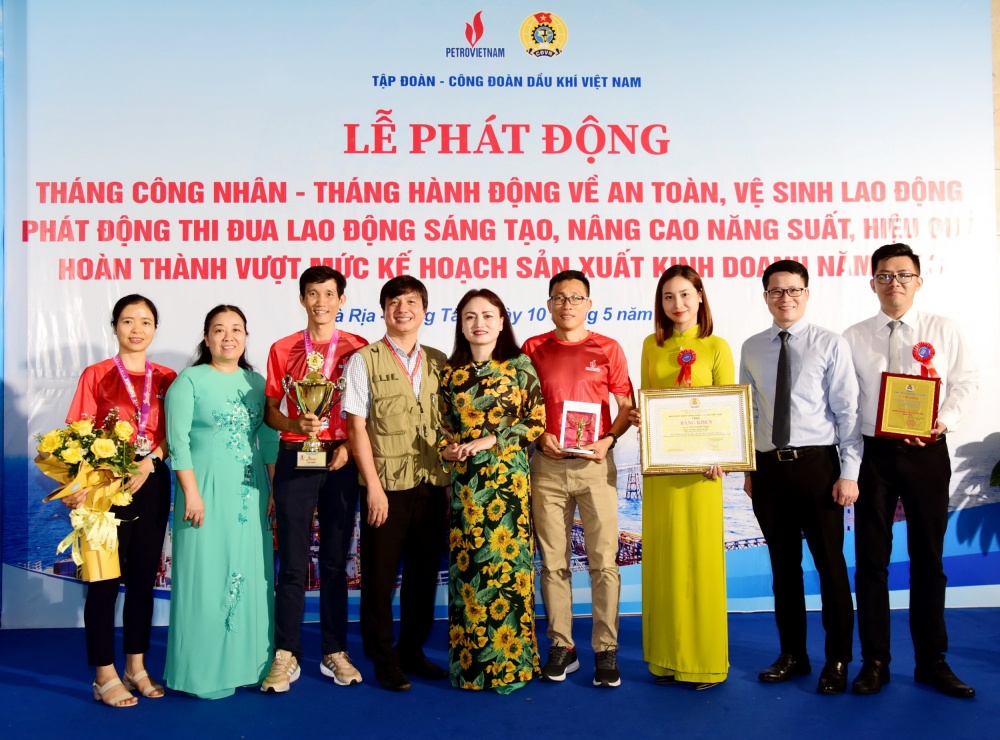 Đại diện người lao động PV GAS PMC trong đoàn Công đoàn PV GAS được tôn vinh tại Lễ phát động Tháng Công nhân, Tháng Hành động về ATVSLĐ năm 2023 do Tập đoàn Dầu Khí Việt Nam tổ chức Đại diện người lao động PV GAS PMC trong đoàn Công đoàn PV GAS được tôn vinh tại Lễ phát động Tháng Công nhân, Tháng Hành động về ATVSLĐ năm 2023 do Tập đoàn Dầu Khí Việt Nam tổ chức