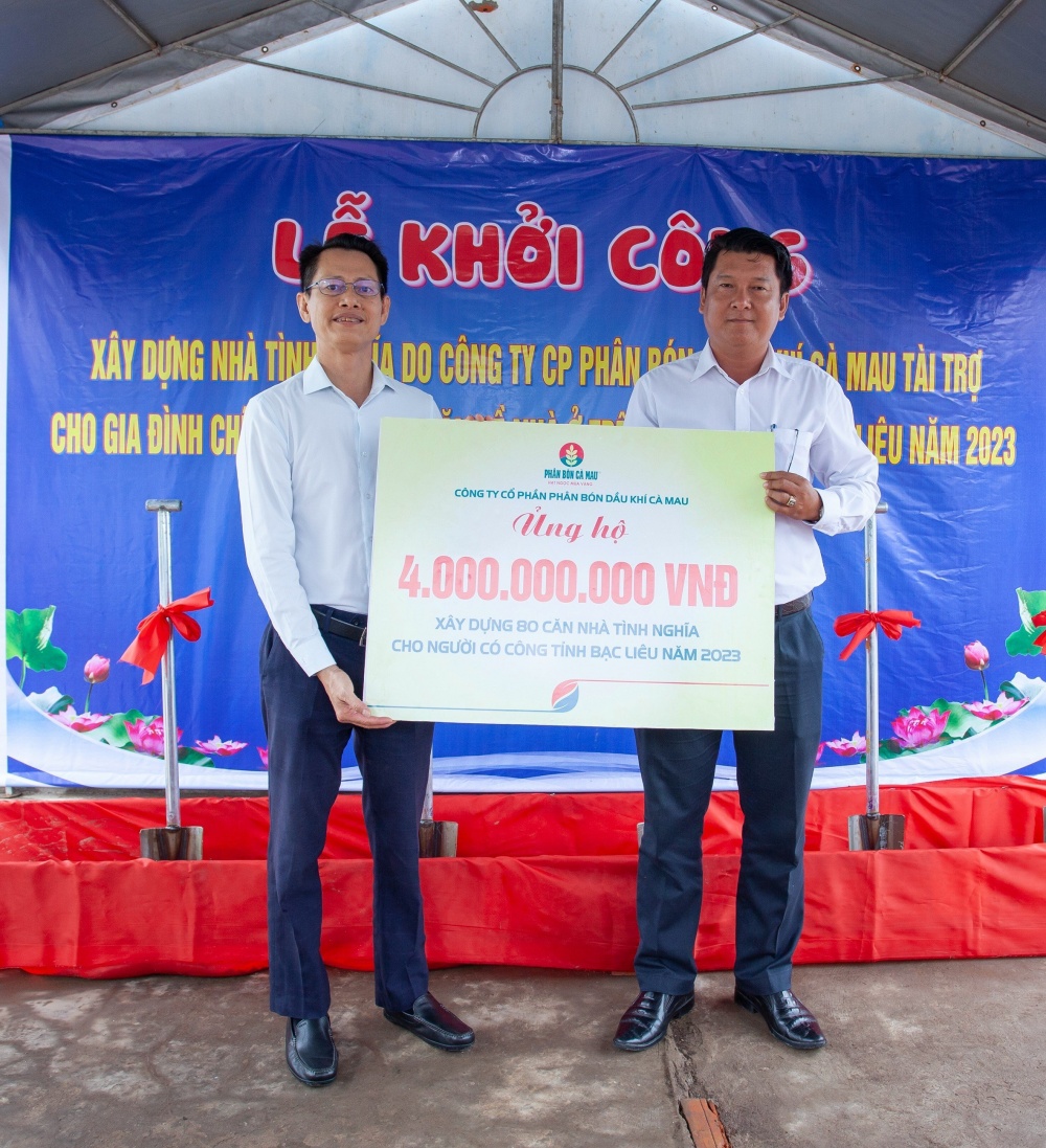 Ông Trần Chí Nguyện (bên trái) - Phó TGĐ Phân Bón Cà Mau trao tặng 4 tỷ đồng xây dựng nhà tình nghĩa Ông Trần Chí Nguyện (bên trái) - Phó TGĐ Phân Bón Cà Mau trao tặng 4 tỷ đồng xây dựng nhà tình nghĩa